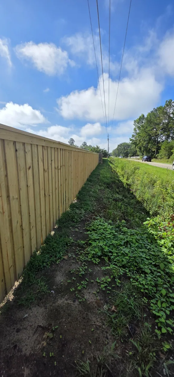 Long-run wood privacy fence